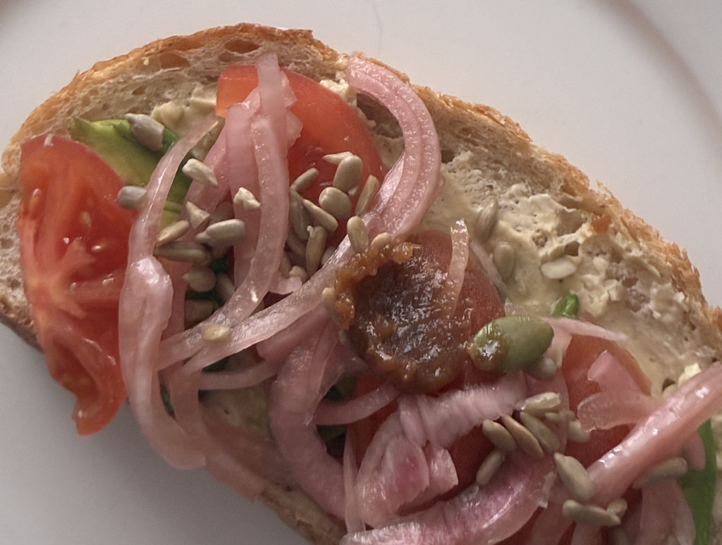 アボガドオープンサンドに「にんにく玉ねぎ味噌だれ」レシピ