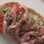 アボガドオープンサンドに「にんにく玉ねぎ味噌だれ」レシピ